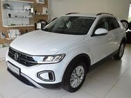 VW T-Roc, 1.0 TSI Life, Jahr 2023 - Frankfurt (Main)