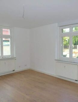 Frisch renovierte 3-Zimmer-Wohnung mit neuem Laminatboden "Dielenoptik", sep. Küche & Badewanne - Bautzen