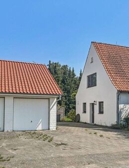 Sanierungsbedürftiges Einfamilienhaus auf großem Grundstück in Heemsen - Heemsen