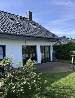 Einfamilienhaus mit Einliegerwohnung und idyllischem Grundstück in ruhiger Ortsrandlage und Blick auf die umliegenden Felder bis hin zum Torgelower Se - Waren (Müritz) Zentrum