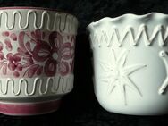 2 dekorative Vintage Blumen Umtöpfe aus den 70er Jahren in zeitlosen Farben und Motiven - Niederfischbach