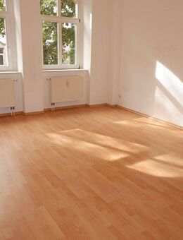 Großer Balkon - Einbauküche zzgl. - im 3. OG - frei ab 1.9.25 - Chemnitz