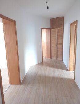 Schöne großzügige 2-Raum-Wohnung mit heller Diele im Zentrum von Elsterberg - Elsterberg