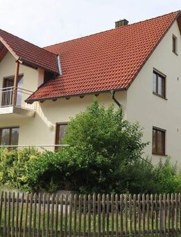 **Erstbezug, keine Abnutzung: Zweifamilienhaus mit Doppelgarage und großer Terrasse in Langquaid** - Langquaid