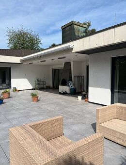 *** EINFAMILIENHAUS MIT ZWEI EINLIEGERWOHNUNGEN *** - inklusive Schwimmhalle und fünf Garagen – - Lappersdorf