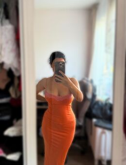 Kleid orange - Neuss Zentrum