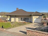 Attraktiver Bungalow mit großem Grundstück und herrlicher Aussicht in Weichersbach - Sinntal