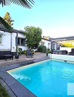 Bungalow mit luxuriöser Ausstattung und Einliegerwohnung inkl. Pool, Saunen und vielen Extras - Mühlheim (Main)