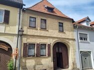 Unerschrockener Käufer gesucht! Historisches Sandsteinhaus mit kleinem Innenhof in zentraler Lage der Stadt Eltmann - Eltmann