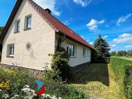 Ländli. Lage, EFH, Wfl. ca. 123 m², Einb.-Küche, Kaminofen, viel Ausb.-Res., ges. Nfl. ca. 285 m², Keller, 2 Garagen, Grdstk. ca. 3.080 m² - Schmatzin