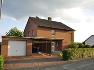 Ruhig gelegenes Einfamilienhaus mit Einliegerwohnung, Garage und Carport in Warburg-Menne - Warburg (Hansestadt)