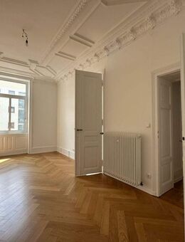 Frisch sanierte Altbauwohnung mit ca. 146 m² 5 großzügige Zimmer, elegante große Diele, 2 neue Tageslicht-Bäder, Balkon - Frankfurt (Main)