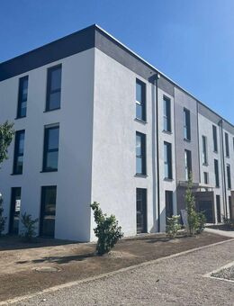 Helle 3-Zimmer Wohnung mit großem Balkon, zwei Tiefgaragenstellplätze und Einbauküche - Landshut
