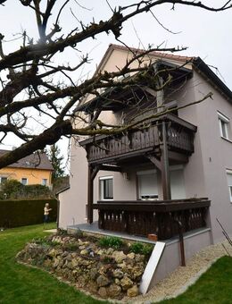 Saniertes Zweifamilienhaus mit 2-Zi.-EG-Whg und 4-Zi.-Maisonette-Whg. mit Garten in Burgweinting - Regensburg