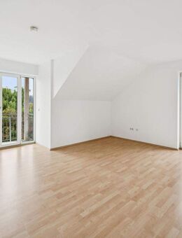 Dachgeschosswohnung mit Charme - Drei Zimmer, zwei Balkone, Einbauküche & unverbaubare Aussicht - Taufkirchen (Vils)
