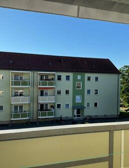 2-Raumwohnung mit Balkon im 1. OG inkl. Küchenzeile zusätzlichem Zimmer mit Flur und Gäste-WC im DG und Blick ins Grüne - Strehla