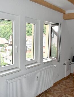 Saniertes Mehrfamilienhaus mit 3 Wohneinheiten Carport und Garagen - Meiningen