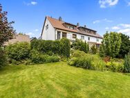 Platz für die Familie! Gepflegtes 1-2-FH, Sauna, Carport, Nebengebäude & großem Garten in Forchheim - Rheinstetten