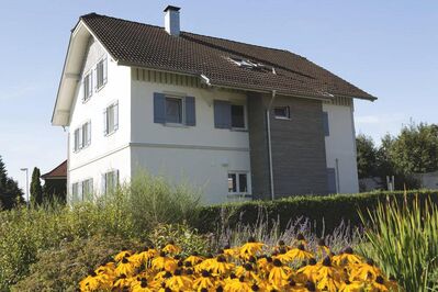 Stilvolles 3 Familienhaus mit Baugrundstück in ruhiger Dorfrandlage