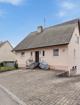 Mit tollem Weitblick! Charmantes Dreifamilienhaus in ländlicher und naturnaher Lage - Uttenweiler