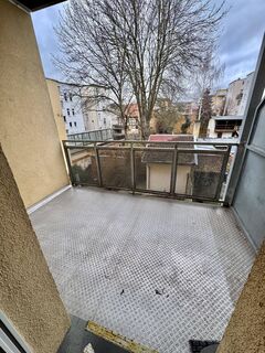 ==3.Zimmer-Wohnung mit Balkon, Einbauküche, Kamin & Bad mit Wa/Du und Fenster==