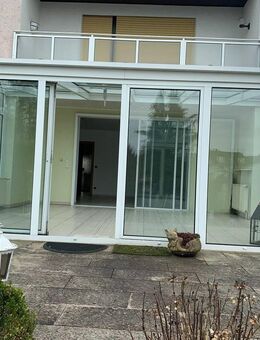 Schöne, helle 4-Zimmer-Wohnung mit Wintergarten, Terrasse und neuer Einbauküche - Pohlheim