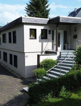 charmanter Flachdachbungalow mit sonniger Terrasse und Einliegerwohnung - Siegen (Universitätsstadt)