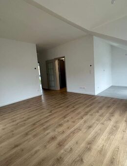 OWNR: Einziehen und Wohlfühlen - Renoviert und mit Küche!  ! DG Wohnung mit großem Balkon ! - Berlin