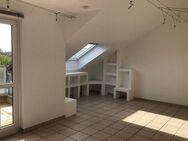 Schöne, helle 3-Zimmer-DG-Wohnung mit Balkon im 4. Stock in Offenbach-Lindenfeld zu verkaufen/provisionsfrei - Offenbach (Main)