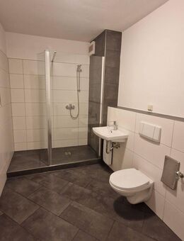 Erstbezug - hochwertige, barrierefreie 2-Raum-Wohnung mit Fahrstuhl, Balkon, Dusche und TG-Stellplatz - Döbeln