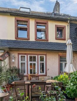 Sanierung bedürftige DHH mit großem Garten in bester Lage- ideal zur Verwirklichung Ihrer Wohnträume - Frankfurt (Main)