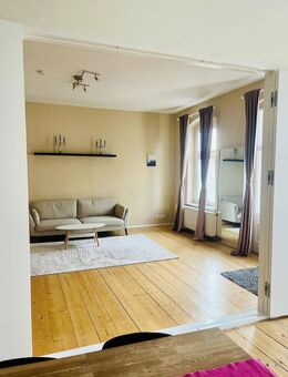 Exklusive, sanierte 4-Raum-Wohnung mit geh. Innenausstattung mit Balkon und EBK - Berlin
