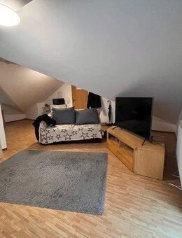 Freundliche 1,5-Zimmer-DG Wohnung mit Einbauküche und Balkon in Bruckmühl - Bruckmühl