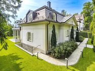 Stilvoll sanierte Villa von 1922 auf sonnigem Südgrundstück direkt am Schlosspark - München