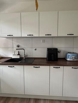 Moderne Küche mit Elektrogeräten – Weiß/Holzoptik - Datteln