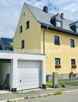 **Kapitalanlage mit Herz - gepflegtes Mehrfamilienhaus mit drei Wohneinheiten und Garagen** - Selb