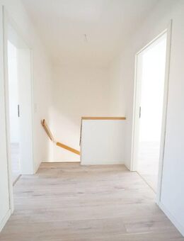 // frisch renoviertes Reihenmittelhaus mit 2 Stellplätzen und Garten in ruhiger Lage // - Leuna