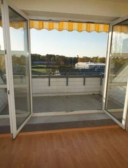 Vermietete, attraktive und helle DG-Wohnung mit ca. 3,3 % Mietrendite, gepflegt. Starkes Wertsteigerungspotential. - Berlin