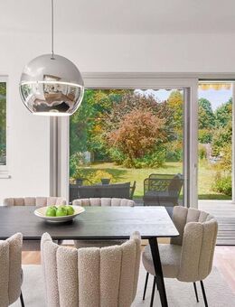 Grünes Wohlfühlambiente: Stilvolles Familiendomizil mit Traumgarten in guter Lage - Gröbenzell