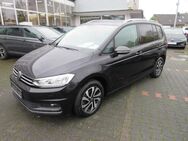 VW Touran, 2.0 TDI Active A, Jahr 2021 - Bergkamen