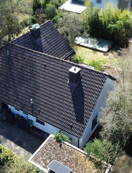 Wohnen auf einer Ebene - Einfamilienhaus mit viel Potenzial - großem Garten und Pool - Feucht