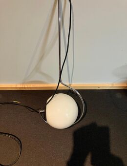 Kugelleuchte im Chrombügel - Berlin Spandau