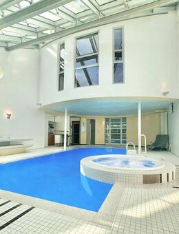 Großzügige Architekten-Villa mit Pool, Sauna und PV - Norderstedt