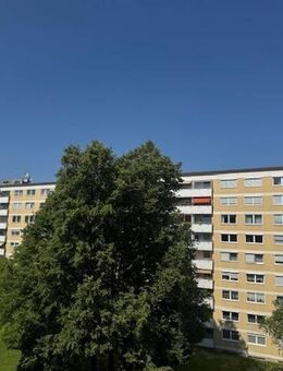 Brück Immobilien - Vermietete 2 Zi.-ETW mit gemütlicher Ost-Loggia - München