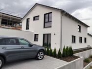 **ERSTBEZUG! Neubau Doppelhaushälfte mit Terrasse und Großraum-Garage** - Sulzfeld (Baden-Württemberg)