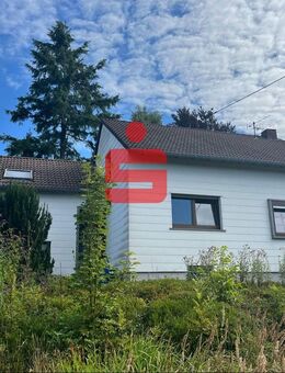 Freistehendes Einfamilienhaus mit Nebengebäude und großem Grundstück - Oberkail