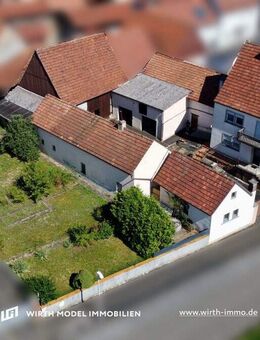 Ein-/Zweifamilienhaus mit vier Garagen, Scheune und Nebengebäuden sowie Gartenfläche - Theres
