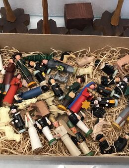 Erzgebirge ältere Krippenfiguren mit 3 Palmen Weihnachtsschmuck - Meerbusch