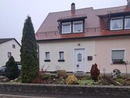 Charmante Doppelhaushälfte mit 2 Garagen in 95326 Kulmbach-Forstlahm! - Kulmbach