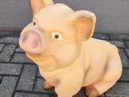 Dekofigur Schwein sitzend Gartendeko - Hergisdorf